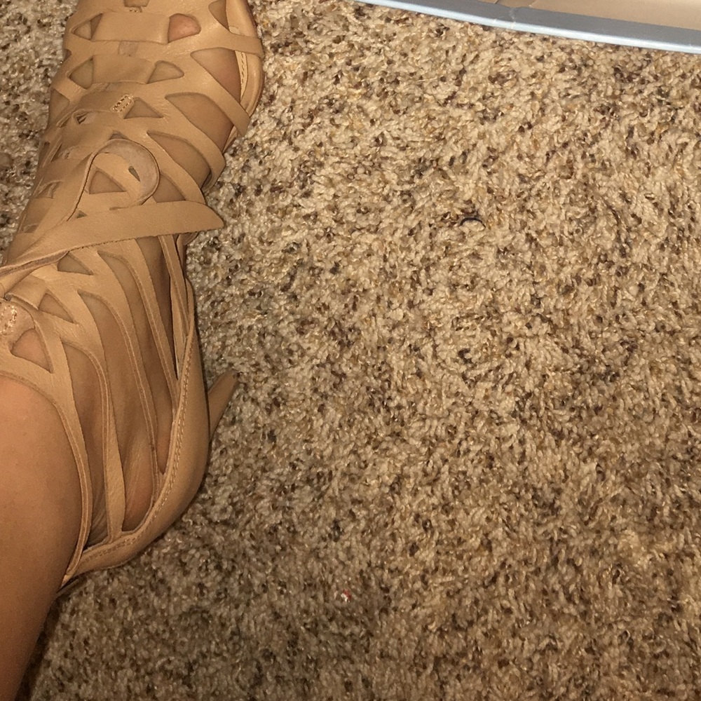 Super cute tan heels!